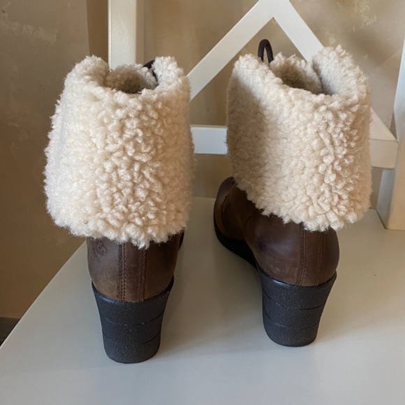Ugg Zea waterproof suede ,shearling lined bootie. Size 8. Worn once . Brown - Picture 2 of 8